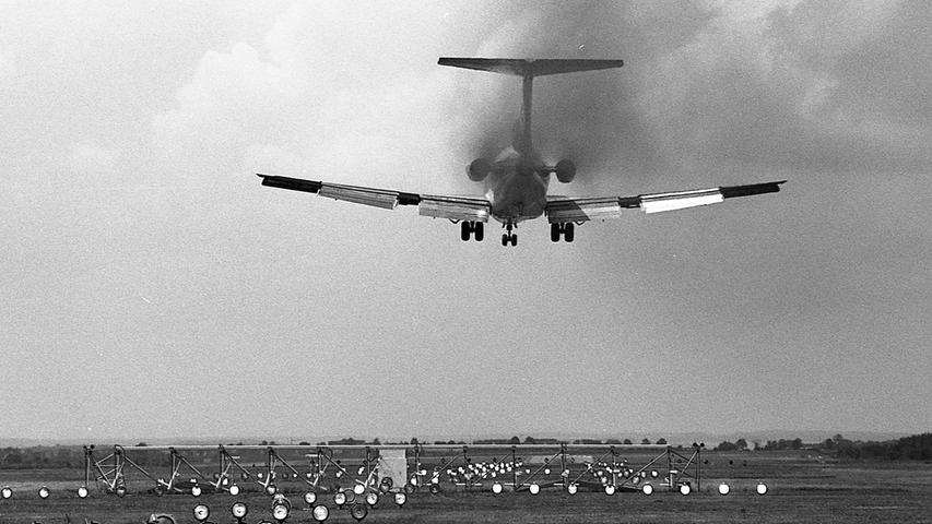 Eine Boeing 727 überfliegt das Befeuerungssystem und setzt zur Landung an.
Während des dreiwöchigen Umleitungs-Betriebs von München-Riem kam es zu keinen Unfällen oder Störungen. Der Nürnberger Flughafen hatte seine Bewährungsprobe als Weltflughafen bestanden.