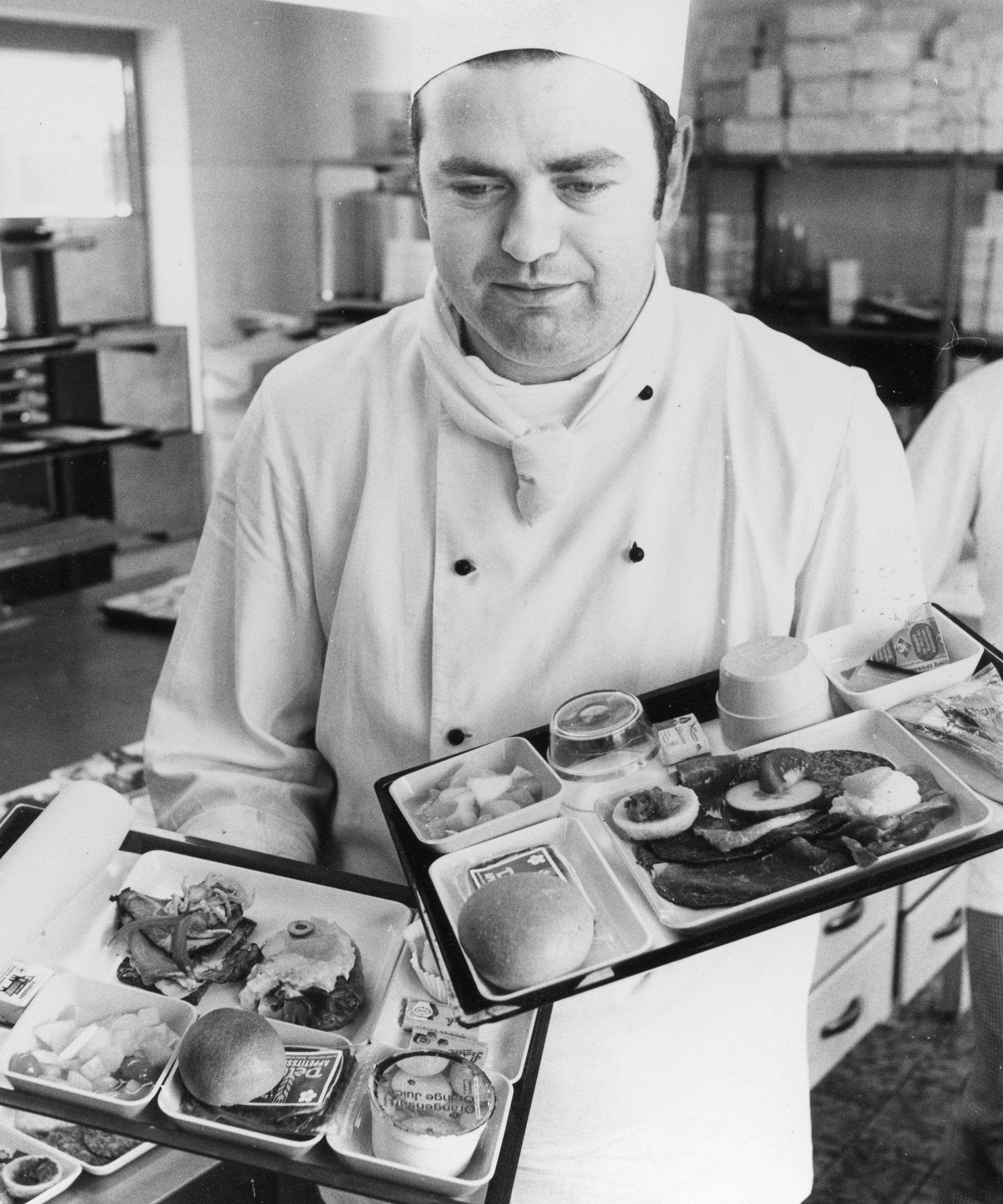 Küchenchef Hans Hillo präsentiert zwei Kostproben der neuen Schnellmenüs,....