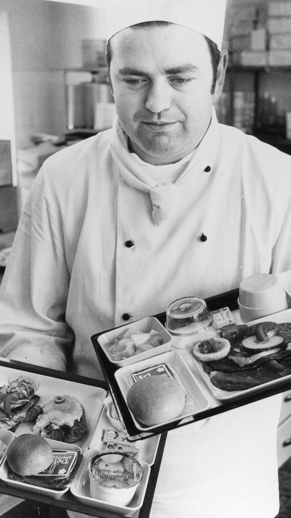 Küchenchef Hans Hillo präsentiert zwei Kostproben der neuen Schnellmenüs,....