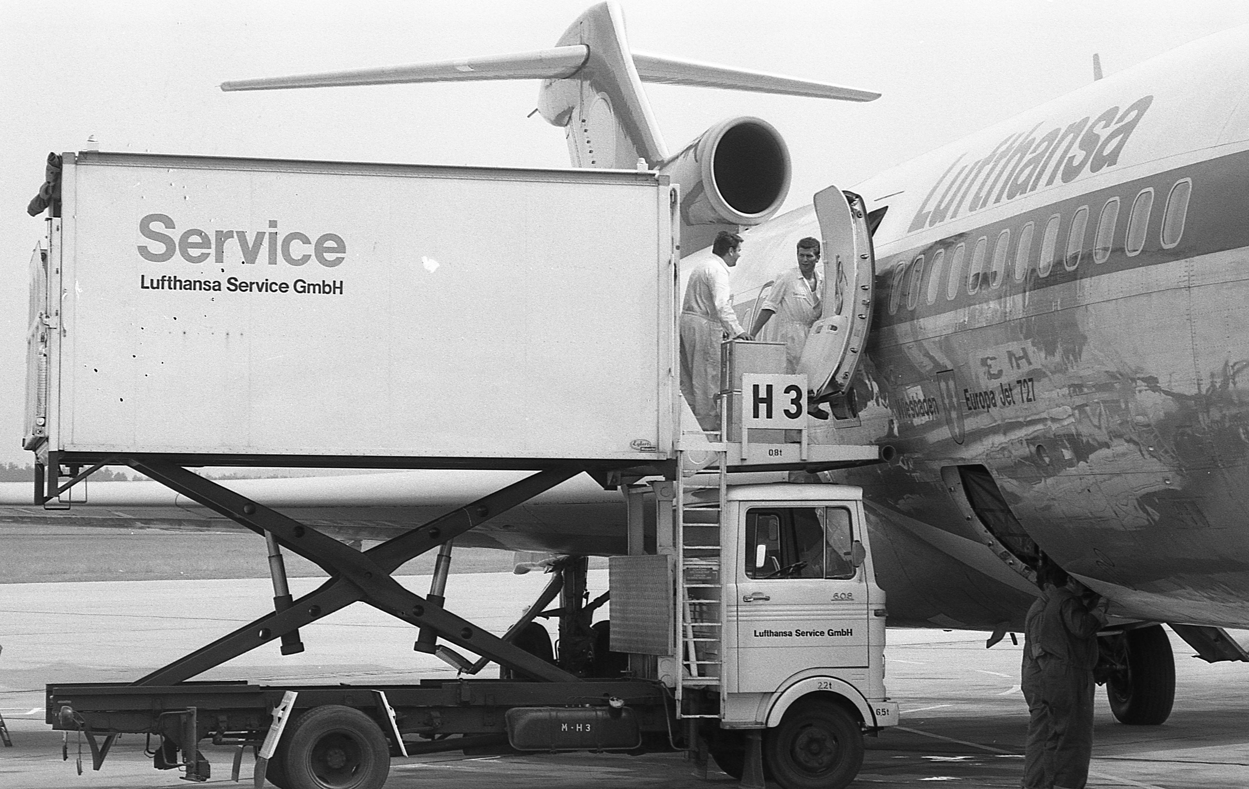 ...die mit Hilfe eines Hubwagens in die Maschinen eingeladen wurden.