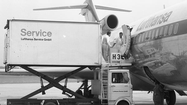 ...die mit Hilfe eines Hubwagens in die Maschinen eingeladen wurden.