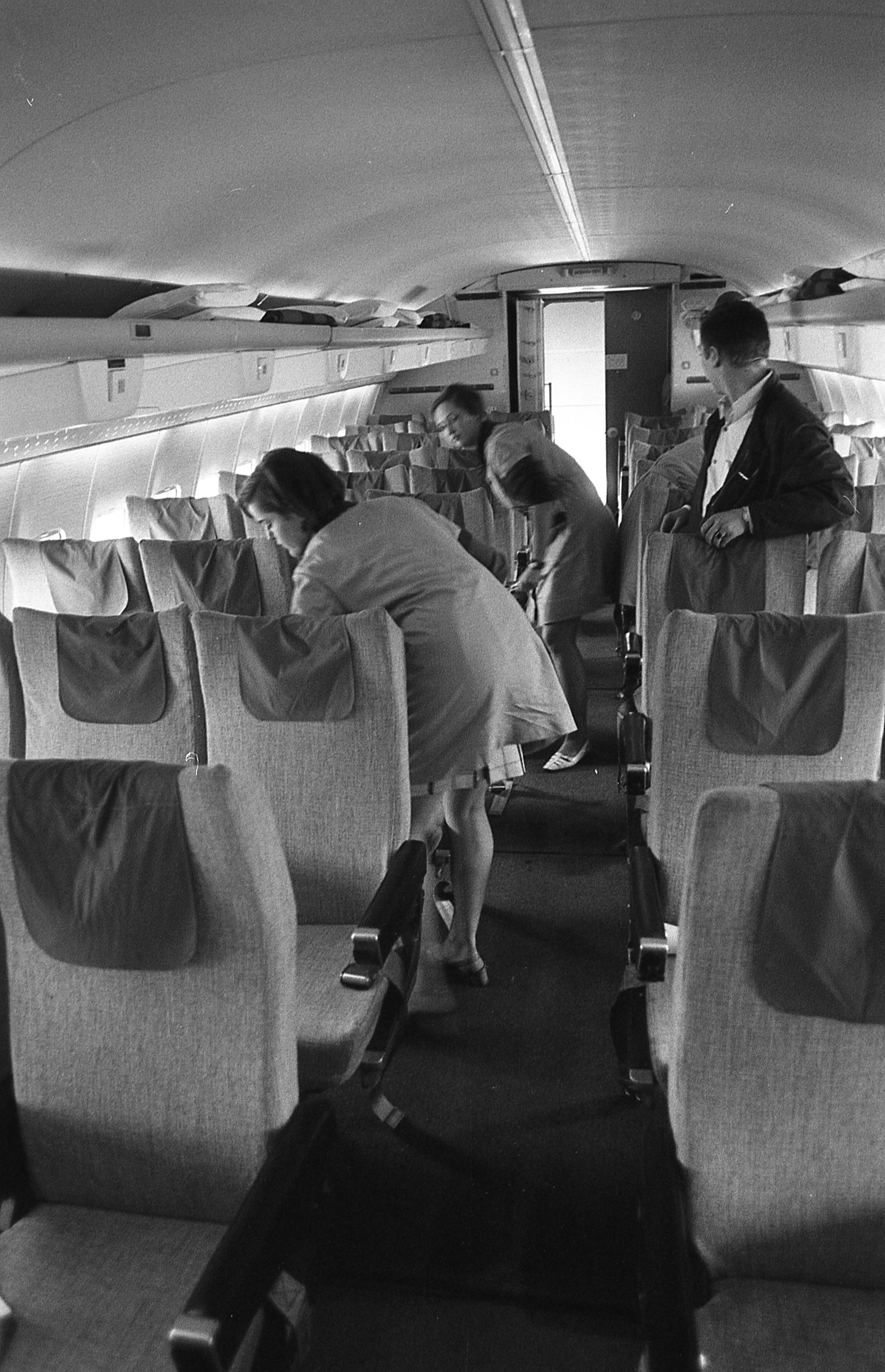 Nach der Landung säubern Reinigungskräfte die Maschinen.