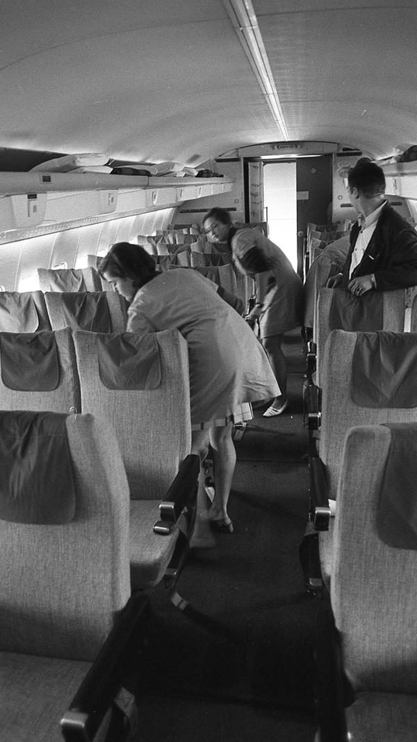 Nach der Landung säubern Reinigungskräfte die Maschinen.