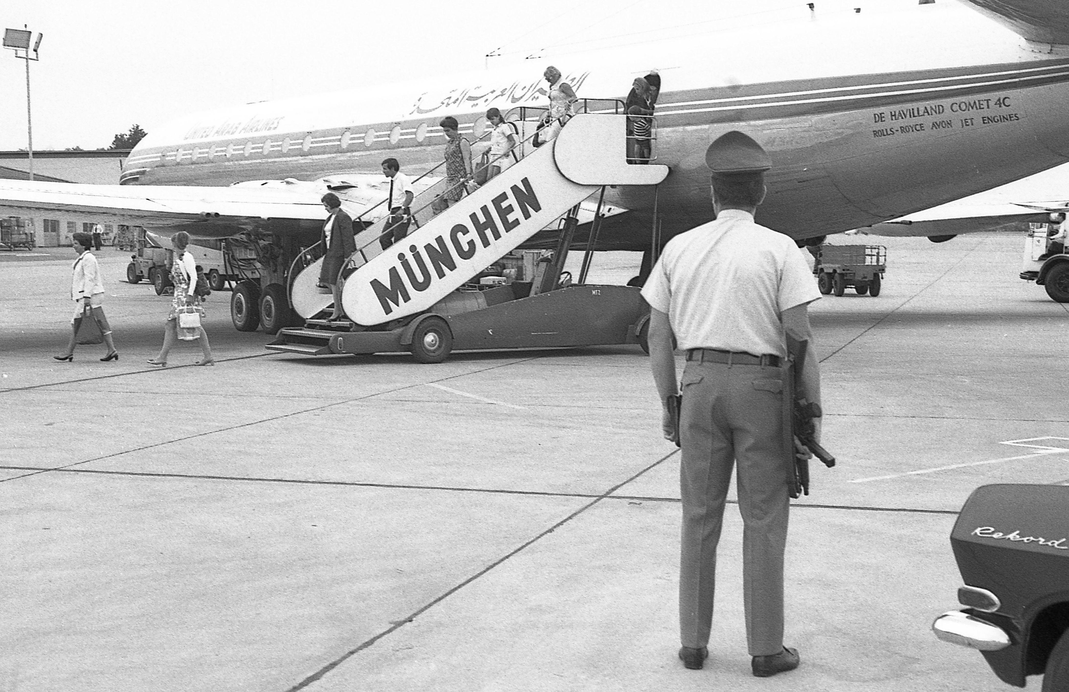 Als eine ägyptische Comet 4C landete, sicherte ein Polizist mit Maschinenpistole das Passagierflugzeug vor möglichen Anschlägen.