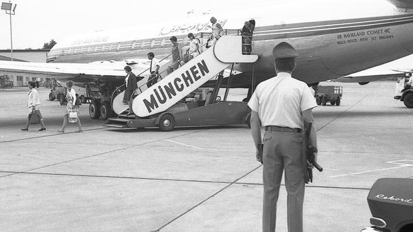 Als eine ägyptische Comet 4C landete, sicherte ein Polizist mit Maschinenpistole das Passagierflugzeug vor möglichen Anschlägen.