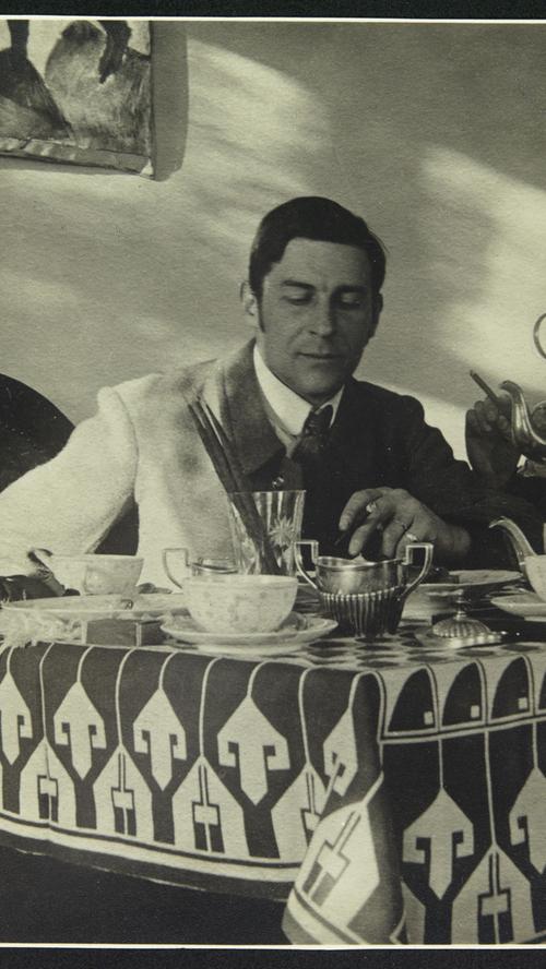 Dieses Foto zeigt Franz Marc beim Teetrinken um 1910.