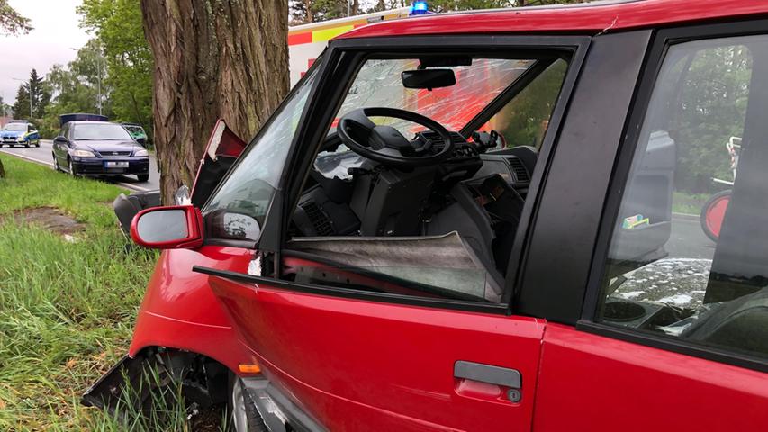 Autofahrer fährt in Richtung Fürth und prallt gegen Baum