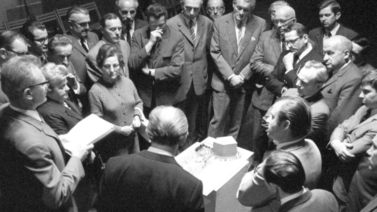 Vor 50 Jahren stellte der damalige Kulturreferent Hermann Glaser (links) den Stadträten in der Kaiserstallung an einem Modell das "Noricama"-Konzept vor.