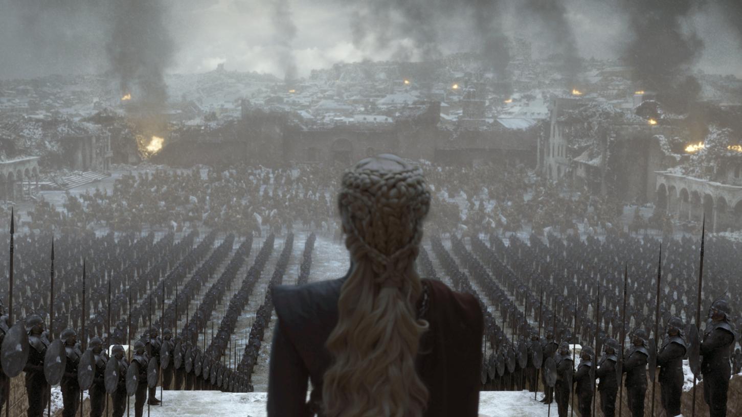 Emilia Clarke als Daenerys Targaryen in einer Szene der 73. Episode "Game of Thrones - Das Lied von Eis und Feuer".