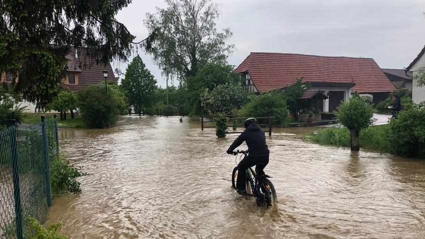 Unterneuses komplett überschwemmt: Hochwasser-Alarm in Oberfranken
