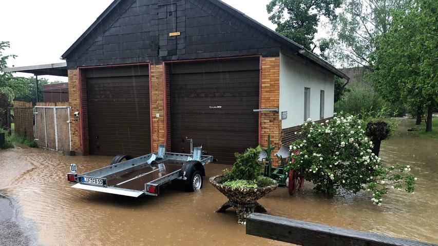 Unterneuses komplett überschwemmt: Hochwasser-Alarm in Oberfranken