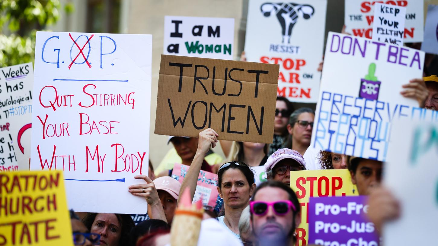 Der republikanische Gouverneur in Georgia hatte kürzlich ein Gesetz unterzeichnet, das Schwangerschaftsabbrüche verbietet, sobald ein Herzschlag des Fötus feststellbar ist. Es ist eine der schärfsten Abtreibungsregelungen in den USA.