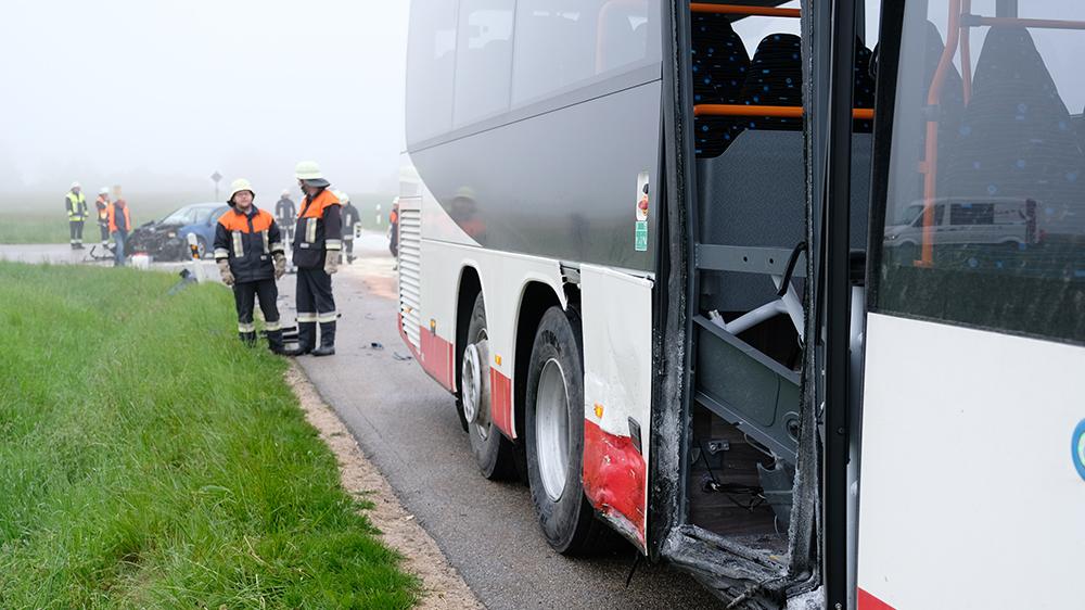 Nach dem Zusammenstoß zwischen einem Auto und einem Schulbus nahe Indernbach eilten die Einsatzkräfte zur Unfallstelle.