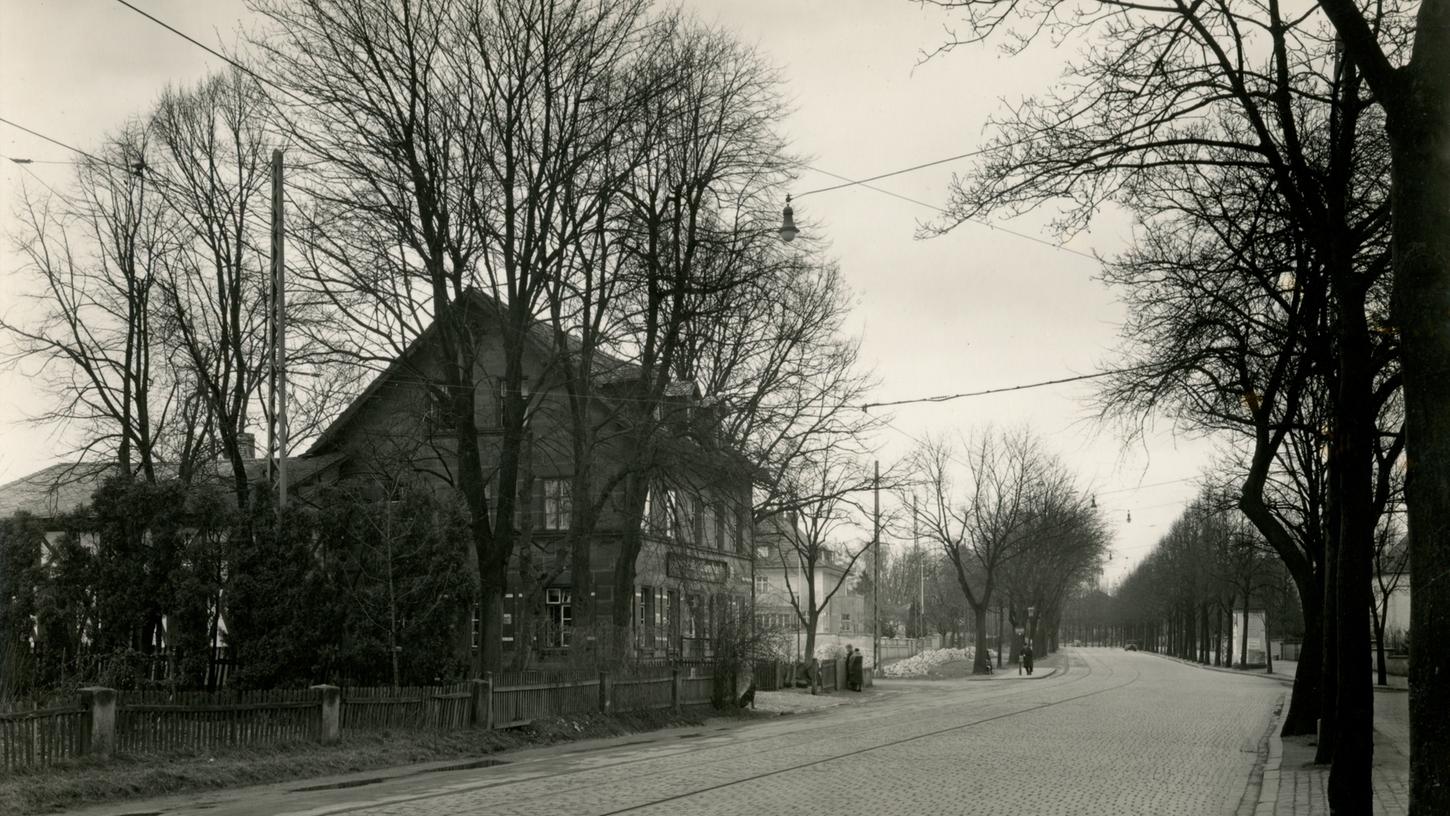 Die Äußere Sulzbacher Straße mit der Gaststätte Wambach vor dem Ausbau der Fahrbahn im März 1937.
