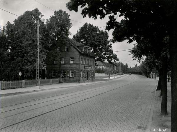 Nach dem Ausbau der Fahrbahn im August 1937 fehlte dem Biergarten des Lokals ein Streifen – um mehr Platz für Autos zu schaffen.