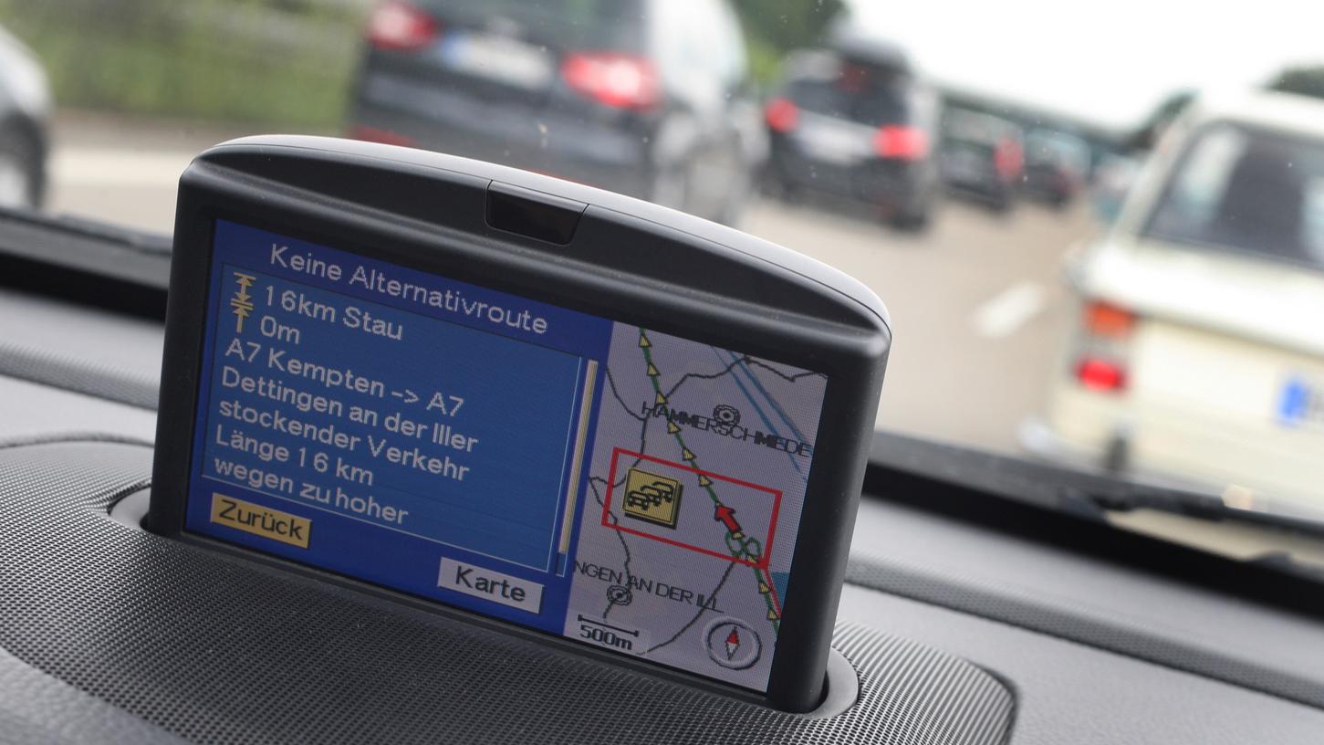 Wer sich heute für seinen älteren Wagen ein Extra-Navi kauft, sollte keines ohne Live-Daten kaufen, raten Experten.
Wer sich heute für seinen älteren Wagen ein Extra-Navi kauft, sollte keines ohne Live-Daten kaufen, raten Experten.