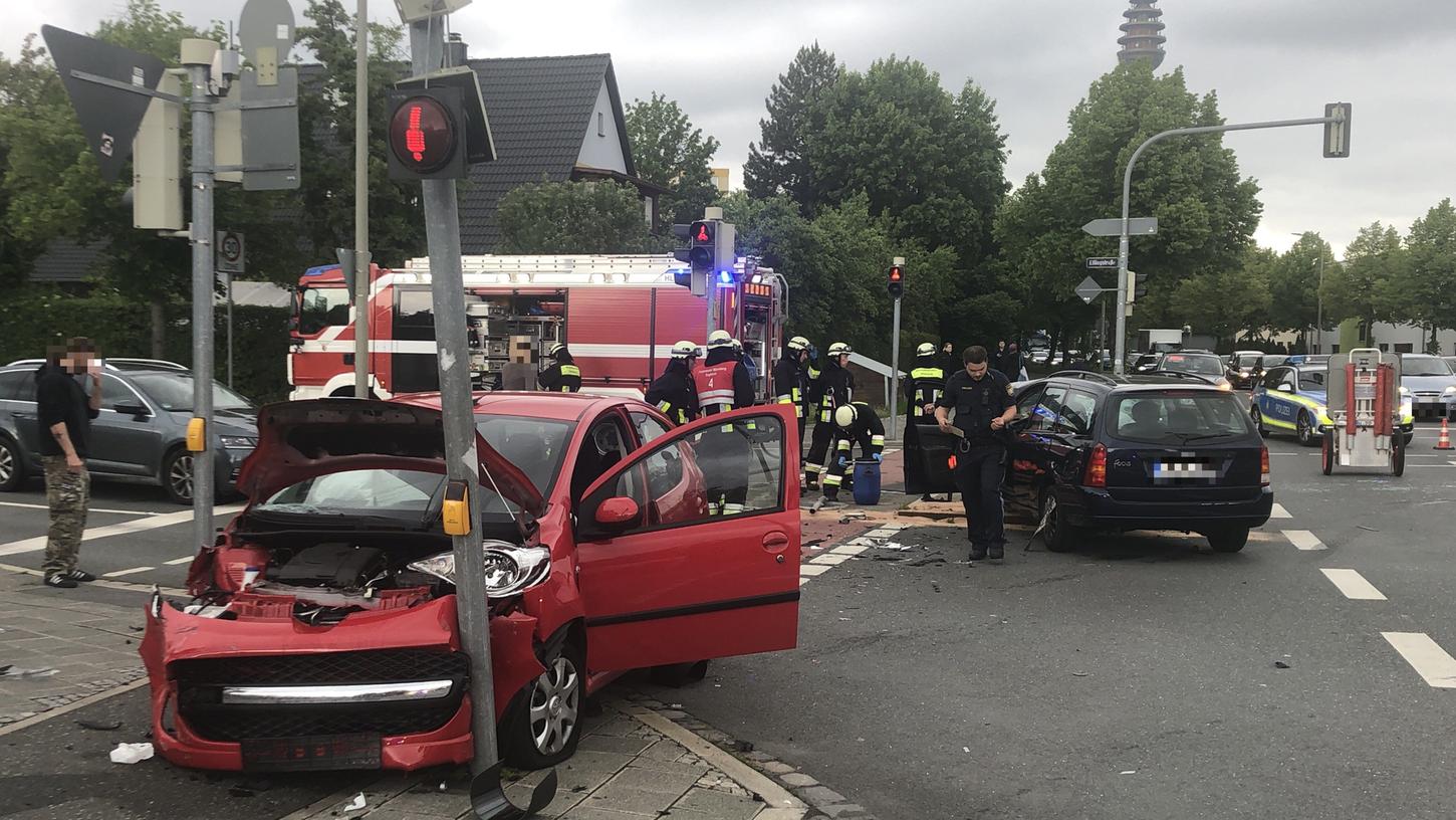 In der Weißenburger Straße in Nürnberg kollidierten am Mittwochnachmittag zwei Autos. Eines davon prallte im Anschluss gegen einen Ampelmast.