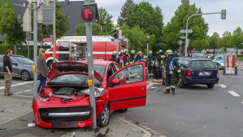 Bei Zusammenprall: Peugeot mäht Ampelanlage in Röthenbach um