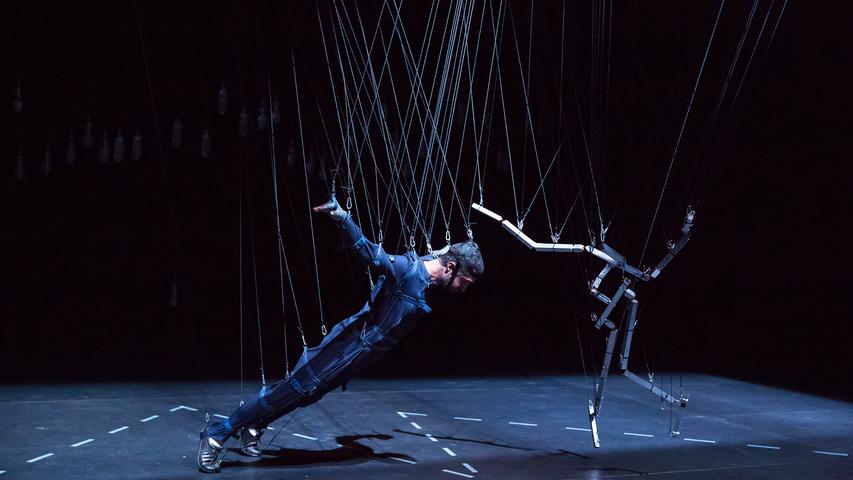 Ali Moini, Tänzer und Choreograf mit iranischen Wurzeln, hat im Theaterraum eine Maschine installiert, die seinen Körper über hunderte Fäden mit einer lebensgroßen Marionette verbindet. Wenn er anfängt, mit seinem Double in behutsamer Weise zu tanzen, entwickelt das eine hypnotische Sogwirkung. Seinem Stück hat Ali Moini einen Titel auf Farsi gegeben, der übersetzt ungefähr bedeutet: „Durch Rostam bin ich zu meinem Ruhm gekommen.“ (24./25. Mai, Erlangen, 28. Mai, Fürth, 30. Mai, Nürnberg).