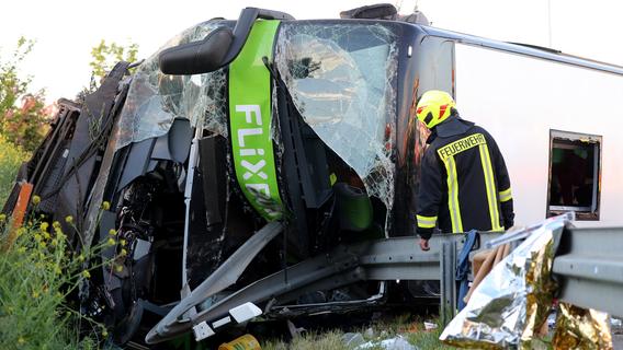 Nach schwerem Flixbus-Unglück: Mindestens fünf Menschen gestorben - Unfallursache weiter unklar
