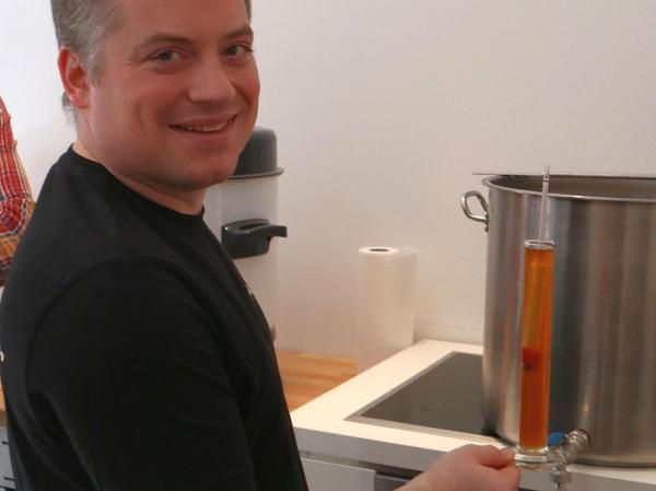 Bier-Enthusiast Fritz Großkopf ist beim Brauen ganz in seinem Element.