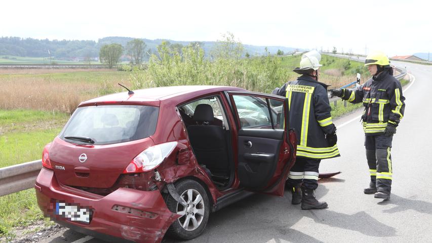 Unfall auf B13: Nissan prallt bei Lehrberg gegen zwei Autos