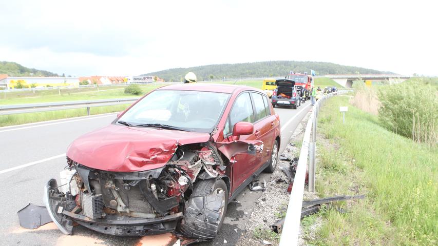 Unfall auf B13: Nissan prallt bei Lehrberg gegen zwei Autos