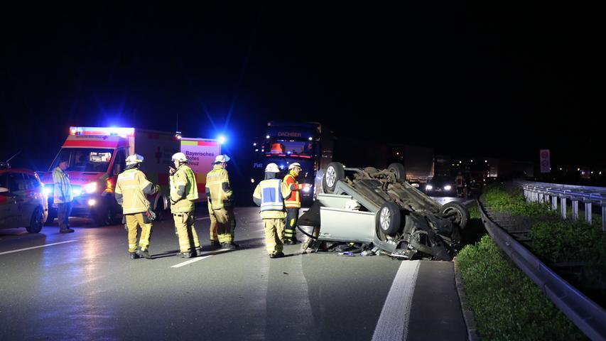 Schwerer Unfall auf A9: Auto landet auf dem Dach