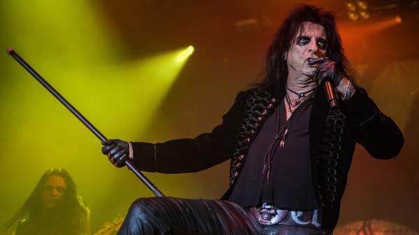 Grusel-Rocker Alice Cooper gab im November 2017 ein umjubeltes Gastspiel in der Neumarkter Jurahalle.
