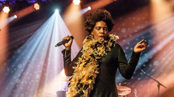 Soul- und Funk-Diva Macy Gray spielte mit ihrer Band in der Eventhalle ein fulminantes Auftaktkonzert zum 24. Jazz & Blues Open in Wendelstein.