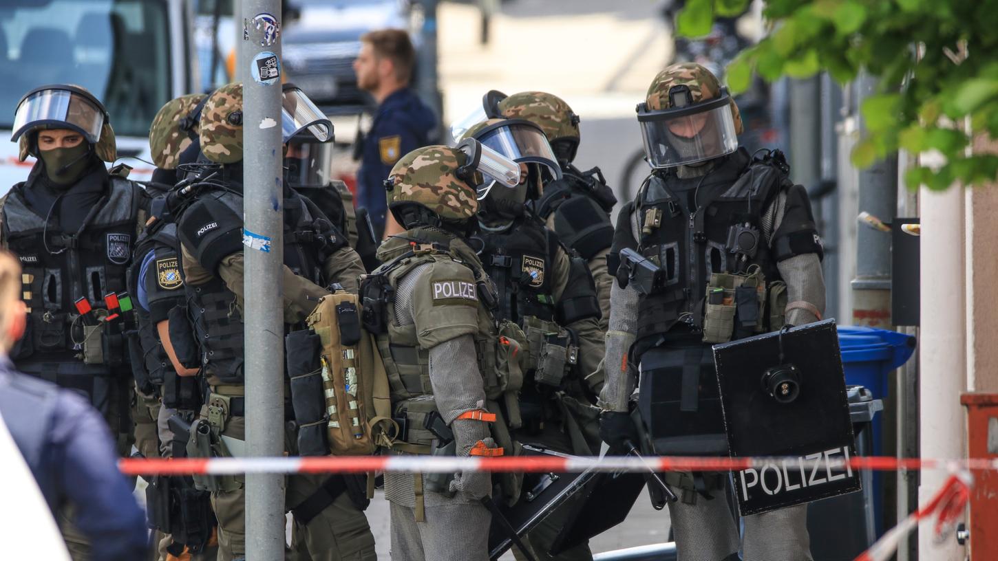 Etliche Kräfte des SEK rückten an, nachdem ein 27-Jähriger in Bamberg eine Bekannte mit einem Messer bedroht und sich schließlich in seiner Wohnung verschanzt hatte.