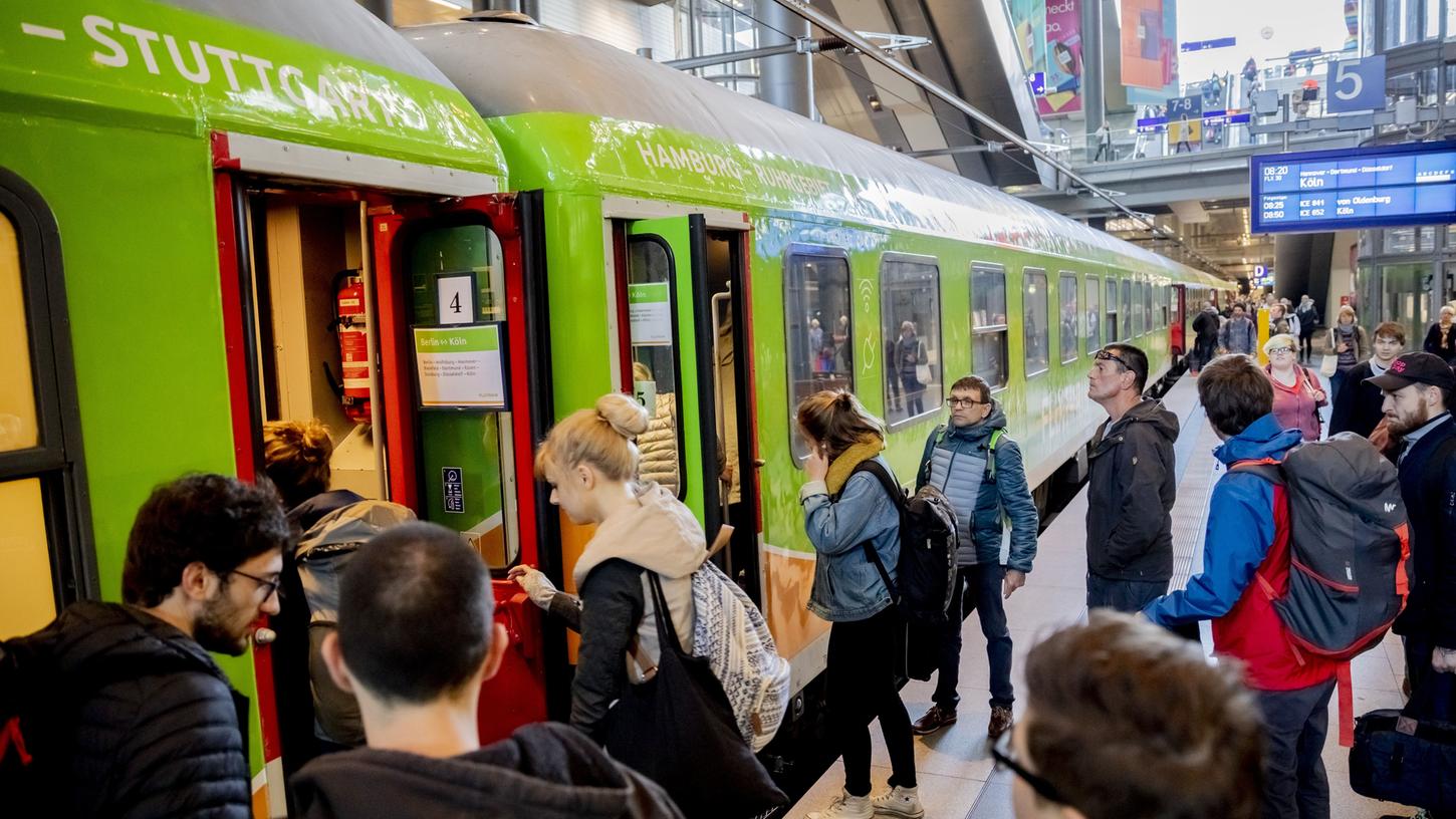 Der junge Fernzuganbieter Flixtrain hat seine dritte Verbindung in Deutschland in Betrieb genommen. Ein Zug des kleinen Konkurrenten der Deutschen Bahn verließ am Donnerstag Berlin in Richtung Köln.