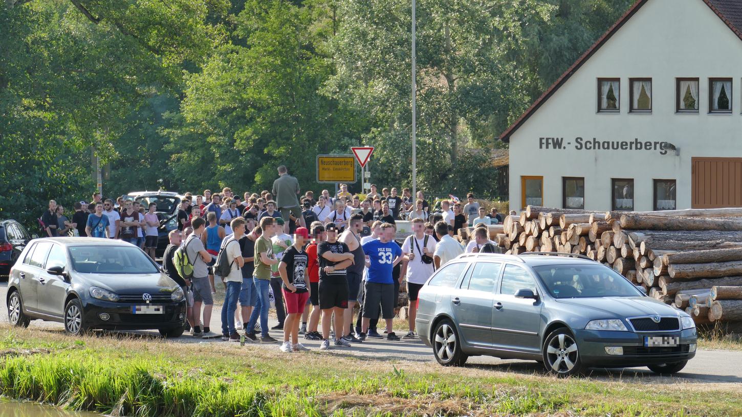 Erst im August 2018 versammelten sich 600 bis 800 Anti-Fans des "Drachenlords" im kleinen Ort Altschauerberg.