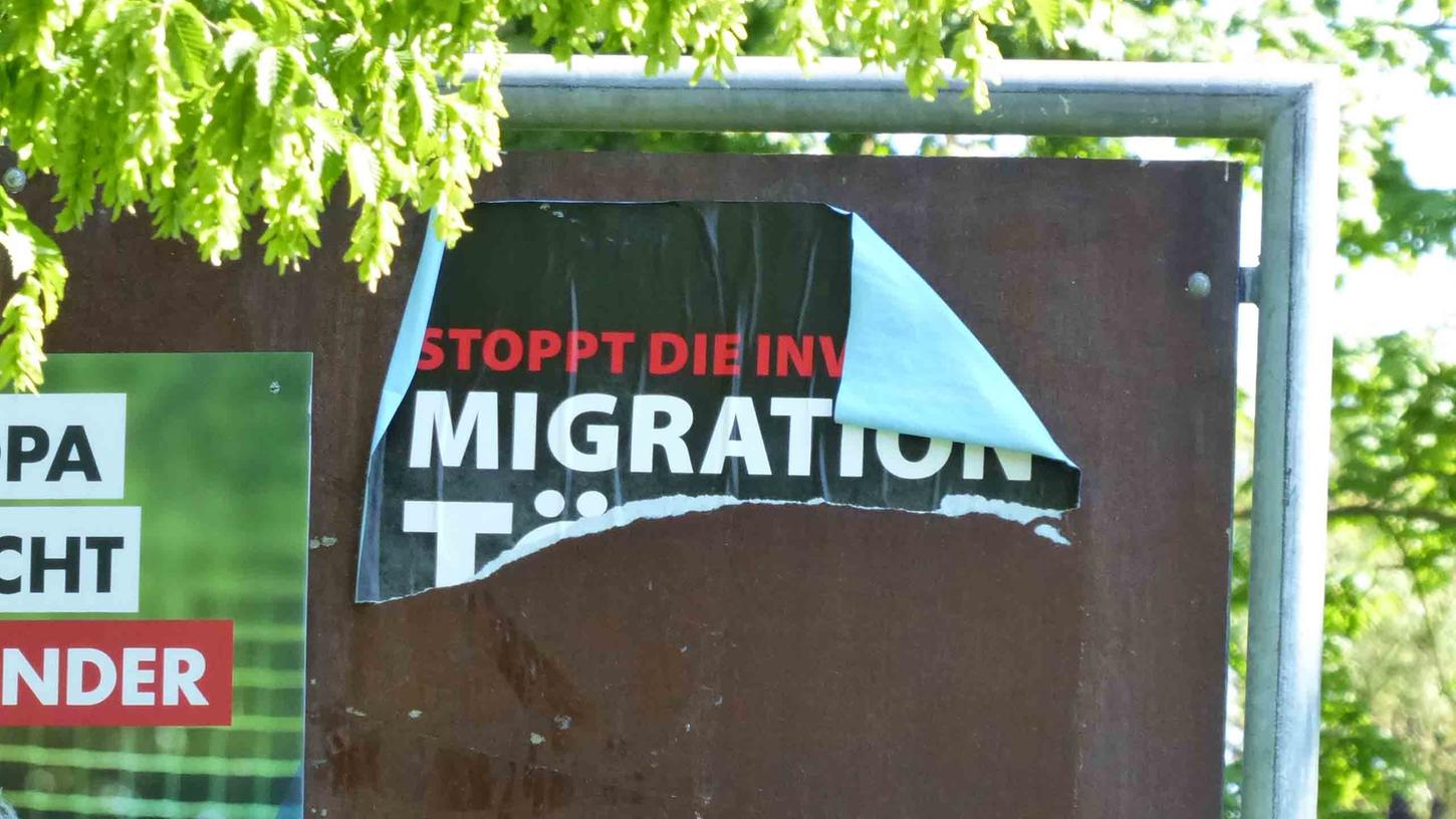 Die Beseitigung strittiger NPD-Plakate als Zeichen gegen Fremdenfeindlichkeit wollten offenbar Unbekannte der Kommune abnehmen.