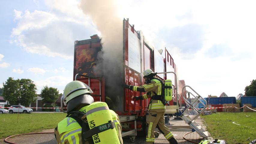Simulierte Flammenhölle: Feuerwehren üben bei 500 Grad in brennendem Container