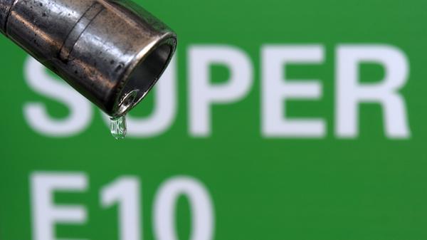 Apps und Websites wie clever-tanken.de, mehr-tanken.de und kraftstoffbilliger.de helfen bei der Suche nach der günstigsten Tankstelle.