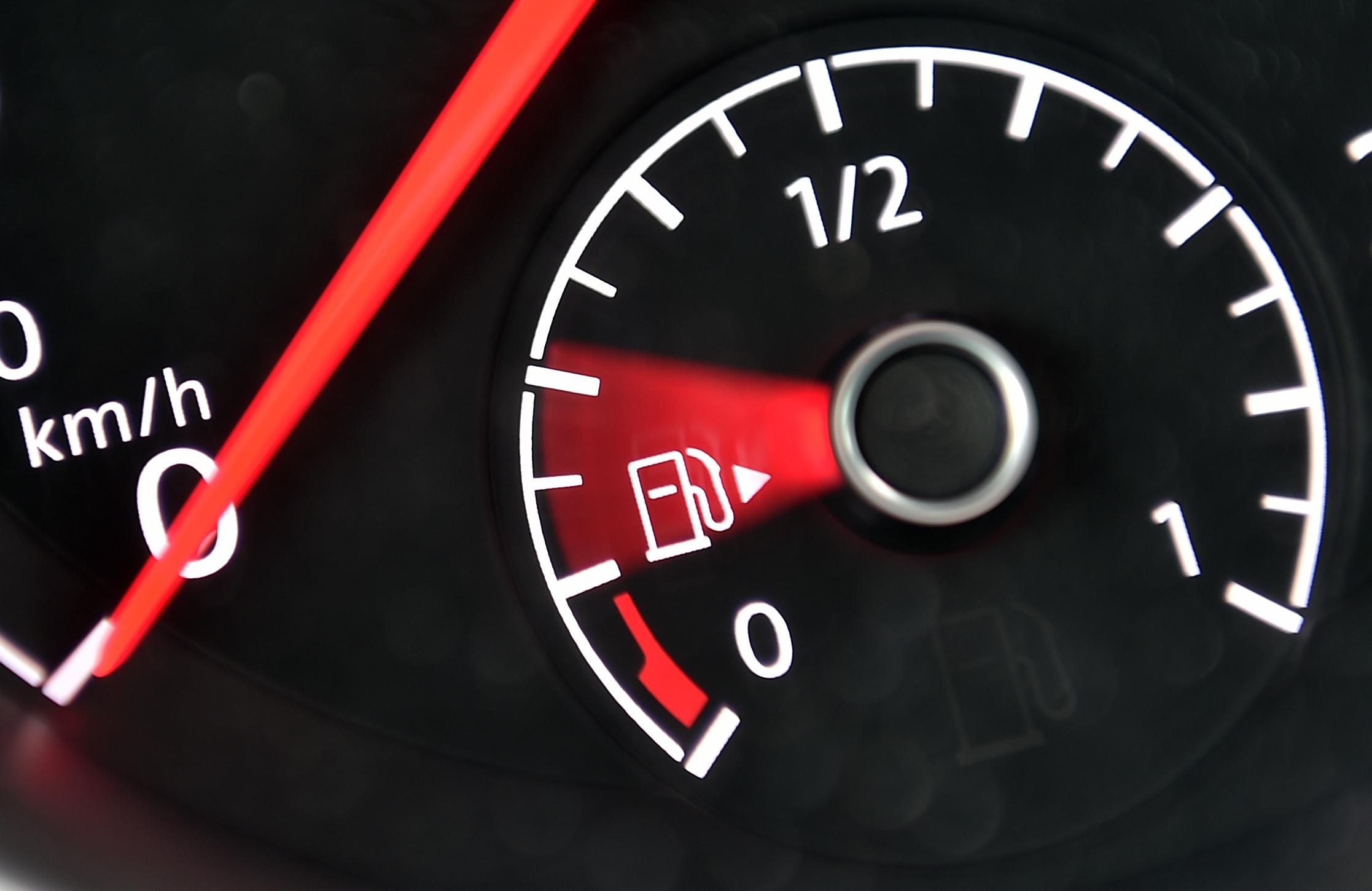 Sprit im Auto spart man vor allem durch die richtige Fahrweise. So ist es zum Beispiel wichtig, schnell zu schalten, niedrigtourig zu fahren, mit dem Leergang im Verkehr mitzuschwimmen oder bei kurzen Strecken auch mal auf das Auto zu verzichten, wie der Verkehrsclub Deutschland (VCD) empfiehlt.