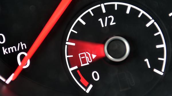 Sprit im Auto spart man vor allem durch die richtige Fahrweise. So ist es zum Beispiel wichtig, schnell zu schalten, niedrigtourig zu fahren, mit dem Leergang im Verkehr mitzuschwimmen oder bei kurzen Strecken auch mal auf das Auto zu verzichten, wie der Verkehrsclub Deutschland (VCD) empfiehlt.