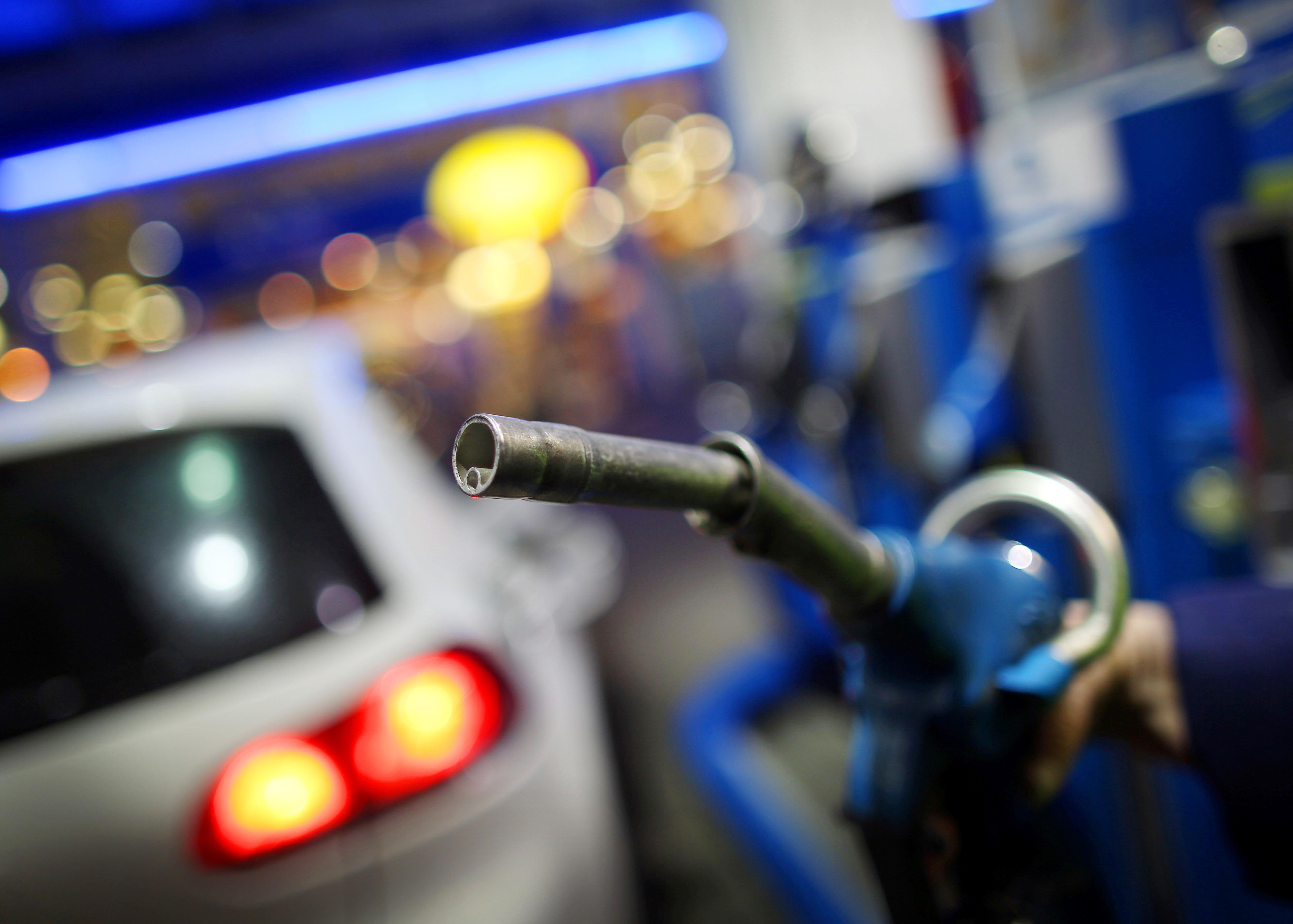 In der Regel spielt es keine Rolle, ob man in der Stadt oder auf dem Land zur Tankstelle fährt, heißt es auf finanztip.de. Die Entfernung macht's hier aus. Tankstellen, die einigermaßen nahe beieinander liegen, weisen keine nennenswert großen Preisunterschiede aus. Somit würde ein größerer Umweg zum Tanken den Spareffekt zunichte machen. Die Wahl der richtigen Tankstelle könnte jedoch einige Cent pro Liter einsparen: Freie Tankstellen sind generell günstiger als Marken. Einem detaillierten Vergleich des ADAC zufolge waren Shell und Aral im Vergleichszeitraum im Jahr 2020 dabei die teuersten Ketten, Jet hingegen die günstigste.