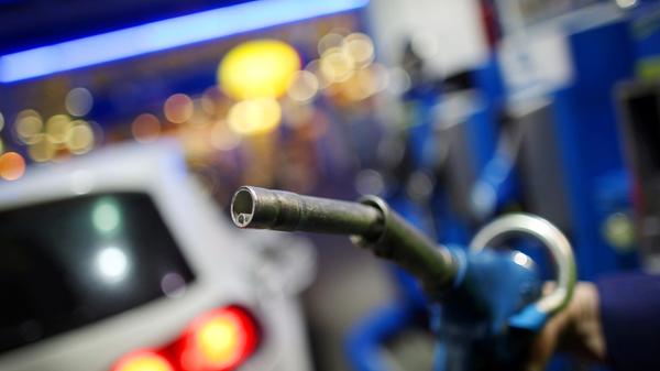 In der Regel spielt es keine Rolle, ob man in der Stadt oder auf dem Land zur Tankstelle fährt, heißt es auf finanztip.de. Die Entfernung macht's hier aus. Tankstellen, die einigermaßen nahe beieinander liegen, weisen keine nennenswert großen Preisunterschiede aus. Somit würde ein größerer Umweg zum Tanken den Spareffekt zunichte machen. Die Wahl der richtigen Tankstelle könnte jedoch einige Cent pro Liter einsparen: Freie Tankstellen sind generell günstiger als Marken. Einem detaillierten Vergleich des ADAC zufolge waren Shell und Aral im Vergleichszeitraum im Jahr 2020 dabei die teuersten Ketten, Jet hingegen die günstigste.