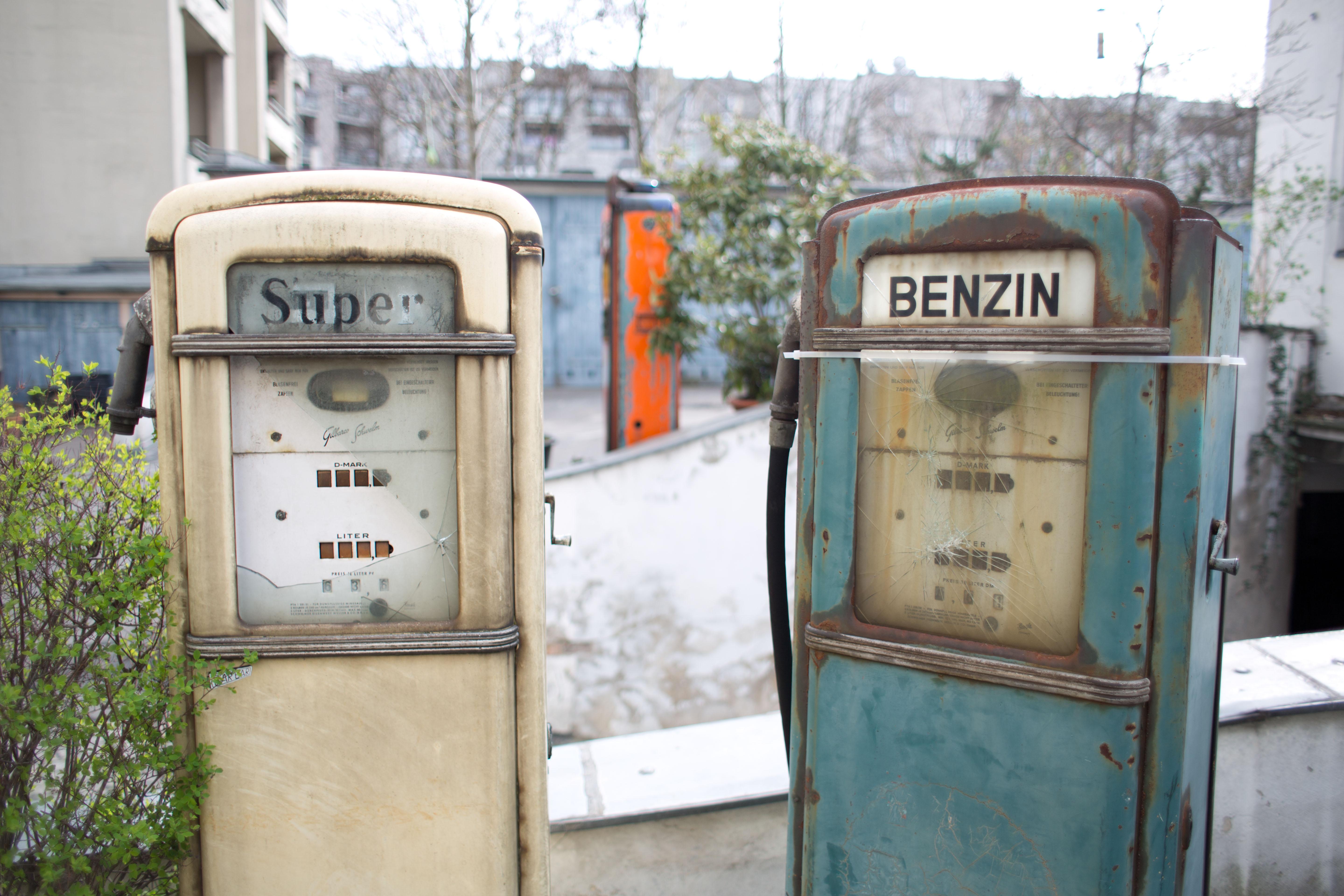 Tankstellen verdienen mit Benzin und Diesel fast gar nichts, egal wie sehr die Preise schwanken. Gerade mal 0,4 Cent bleiben laut Handelsblatt im Schnitt pro verkauftem Liter Benzin übrig. Der Grund sind die hohen Energiesteuern, die jede Tankstelle zahlen muss. Den Gewinn generieren sie in der Regel mit dem Verkauf von belegten Brötchen, Zigaretten und Co.