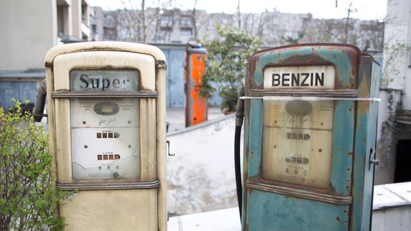 Tankstellen verdienen mit Benzin und Diesel fast gar nichts, egal wie sehr die Preise schwanken. Gerade mal 0,4 Cent bleiben laut Handelsblatt im Schnitt pro verkauftem Liter Benzin übrig. Der Grund sind die hohen Energiesteuern, die jede Tankstelle zahlen muss. Den Gewinn generieren sie in der Regel mit dem Verkauf von belegten Brötchen, Zigaretten und Co.