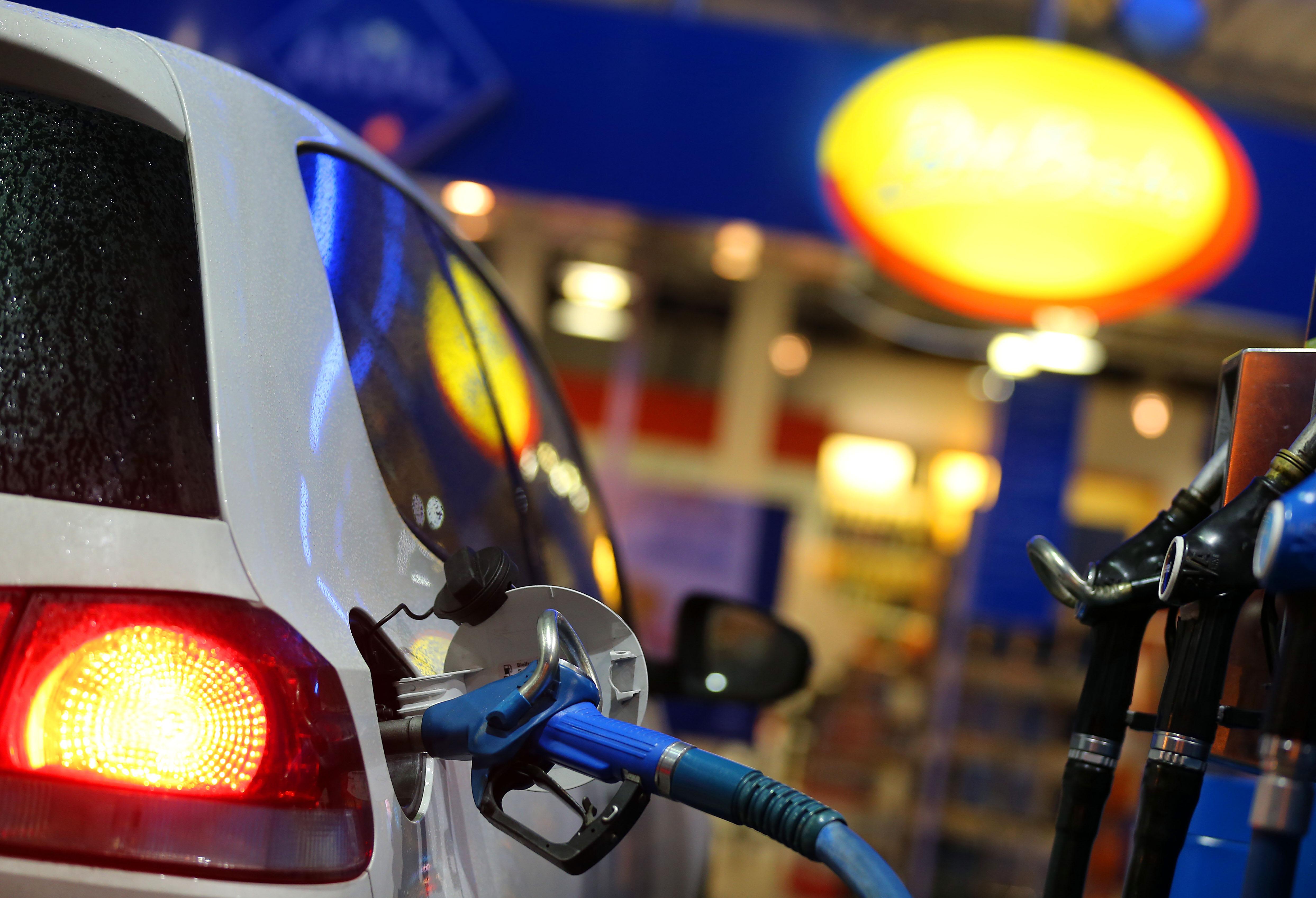 Am Schluss stellt sich jetzt natürlich noch die Frage, ob es sich überhaupt lohnt, die ganzen Tipps zu befolgen. Kann man bei der Wahl der richtigen Tankstelle wirklich so viel einsparen? Die Antwort lautet: Ja. Das Pace-Magazin hat ausgerechnet, dass die Differenz zwischen 20 und 0 Uhr beispielsweise 7 Cent pro Liter beträgt. Tankt man sein Auto mit 50 Litern also einmal voll, bedeutet das beim abendlichen Tanken eine Ersparnis von 3,50 Euro.