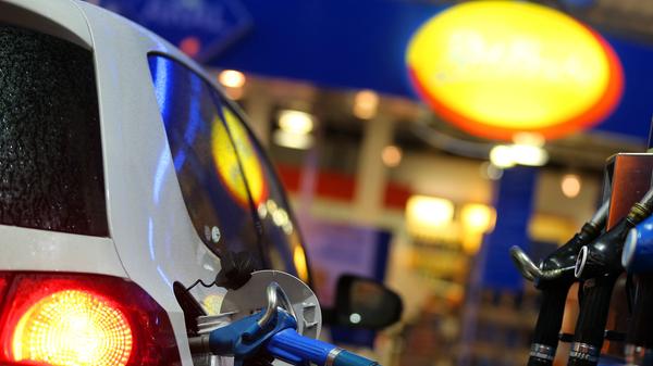 Am Schluss stellt sich jetzt natürlich noch die Frage, ob es sich überhaupt lohnt, die ganzen Tipps zu befolgen. Kann man bei der Wahl der richtigen Tankstelle wirklich so viel einsparen? Die Antwort lautet: Ja. Das Pace-Magazin hat ausgerechnet, dass die Differenz zwischen 20 und 0 Uhr beispielsweise 7 Cent pro Liter beträgt. Tankt man sein Auto mit 50 Litern also einmal voll, bedeutet das beim abendlichen Tanken eine Ersparnis von 3,50 Euro.