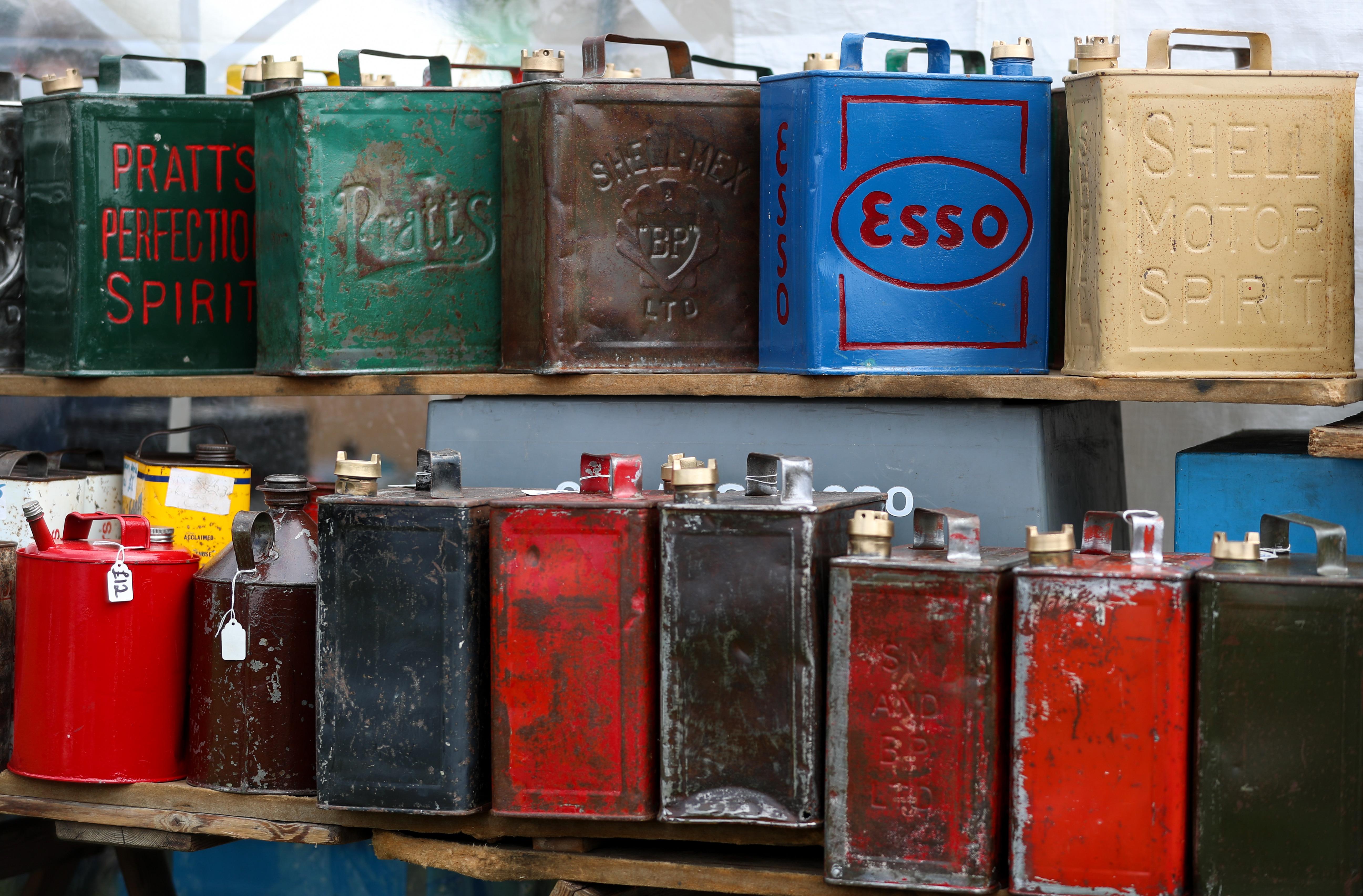 Ein wesentlicher Faktor für die Schwankung der Preise an der Zapfsäule ist der Rohölpreis. Steigt er, folgen die Tankstellen seinem Vorbild und drehen auch die Endverbraucherpreise hoch. Über den Tag hinweg ändern sie sich dann mit dem Konkurrenzdruck: Tankstellenbetreiber kennen für gewöhnlich die Preise der anderen und versuchen dann, diese knapp zu unterbieten, um Kunden anzulocken.