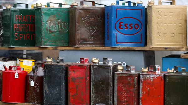 Ein wesentlicher Faktor für die Schwankung der Preise an der Zapfsäule ist der Rohölpreis. Steigt er, folgen die Tankstellen seinem Vorbild und drehen auch die Endverbraucherpreise hoch. Über den Tag hinweg ändern sie sich dann mit dem Konkurrenzdruck: Tankstellenbetreiber kennen für gewöhnlich die Preise der anderen und versuchen dann, diese knapp zu unterbieten, um Kunden anzulocken.