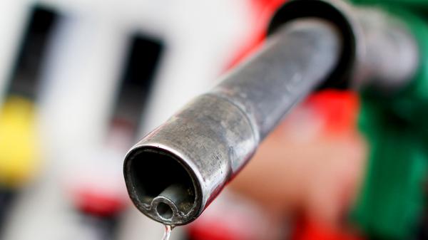 Die Koalitionsspitzen haben sich auf einen Preis für den Ausstoß des klimaschädlichen Treibhausgases CO2 im Verkehr und bei Gebäuden geeinigt – über einen Handel mit Zertifikaten. Der Start soll demnach 2021 mit einem niedrigen Einstiegspreis erfolgen. 2021 sollen Benzin und Diesel um 3 Cent teurer werden, bis 2026 dann 10 Cent.