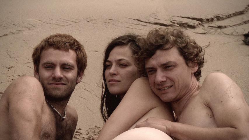 In den 80er Jahren verbrachten Mikesch (links), Franz und die schöne Frida einen intensiven "Summer of Love" an der Küste Portugals. Damals hing der Himmel noch voller Geigen. Man hatte große Träume. Doch irgendwie kam alles anders.