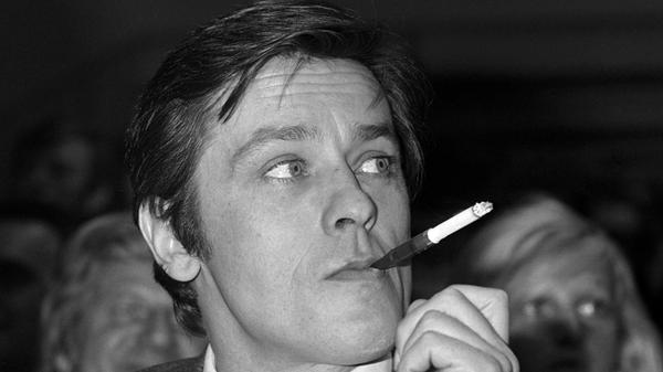 Bevor die ersten Marlboro-Cowboys vom Pferd steigen mussten, weil ihre Lunge nach Jahren des Rauchens schwarz wurden, war man sich der gesundheitsschädigenden Folgen des Rauchens nicht bewusst. So ziemlich alle Stars und Sternchen bliesen, wo immer sie standen und saßen, graue Schwaden aus Mund und Nase - und machten somit gratis Werbung fürs Rauchen. Im Bild: Schauspieler Alain Delon.