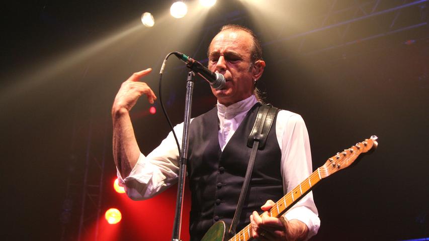 Rockin` All Over The World: Francis Rossi und Status Quo, die des öfteren in Franken gastierten, gaben sich im September 2005 beim Heilsbronner Kulturfest die Ehre. 